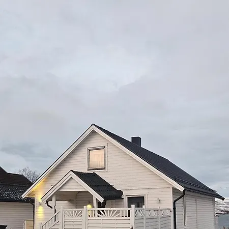 Lovely 4 Bedroom House With The View Of Aurora Casa de Férias Tromsø