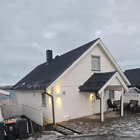 Lovely 4 Bedroom House With The View Of Aurora