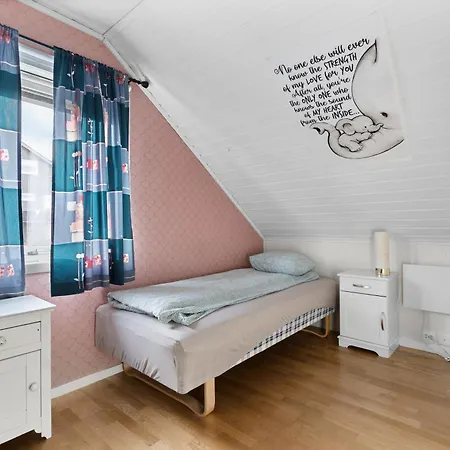 Lovely 4 Bedroom House With The View Of Aurora Casa de Férias Tromsø