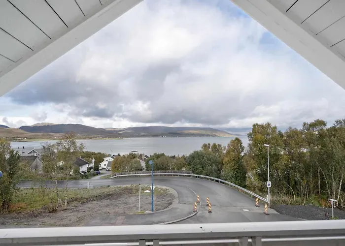 Lovely 4 Bedroom House With The View Of Aurora 펜션 *