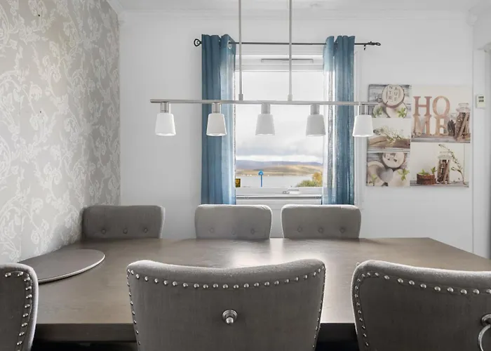 Lovely 4 Bedroom House With The View Of Aurora 度假居 *