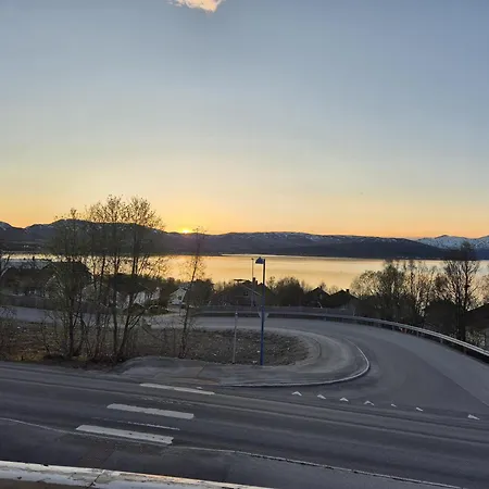 Lovely 4 Bedroom House With The View Of Aurora Дом отдыха