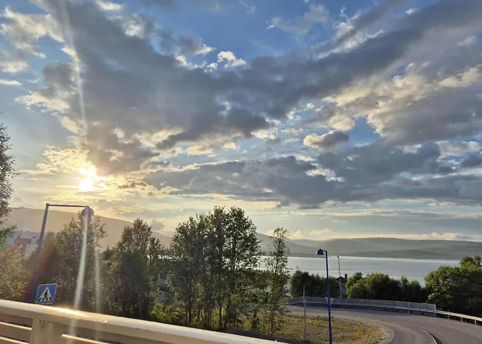 Lovely 4 Bedroom House With The View Of Aurora Дом отдыха